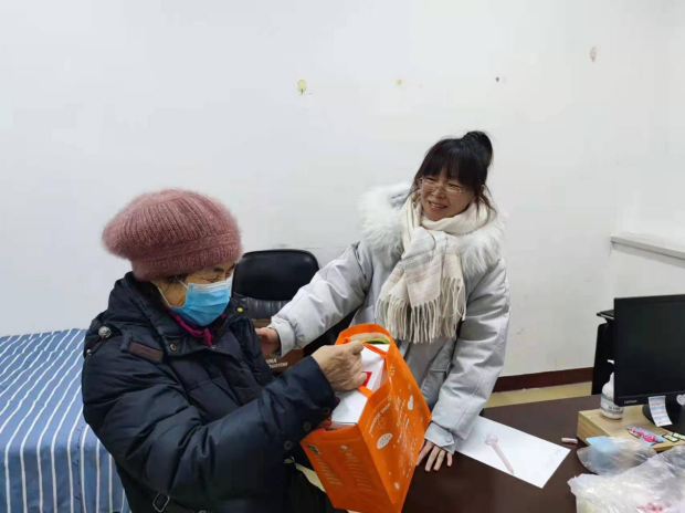 老人乘坐公交车携带装有20万现金“饼干盒”丢失了