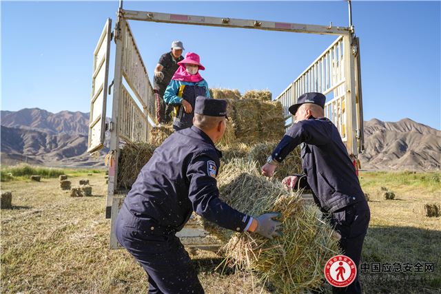 新疆克州：助农打草暖民心
