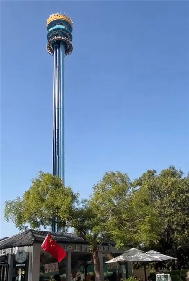 郑州方特跳楼机载客