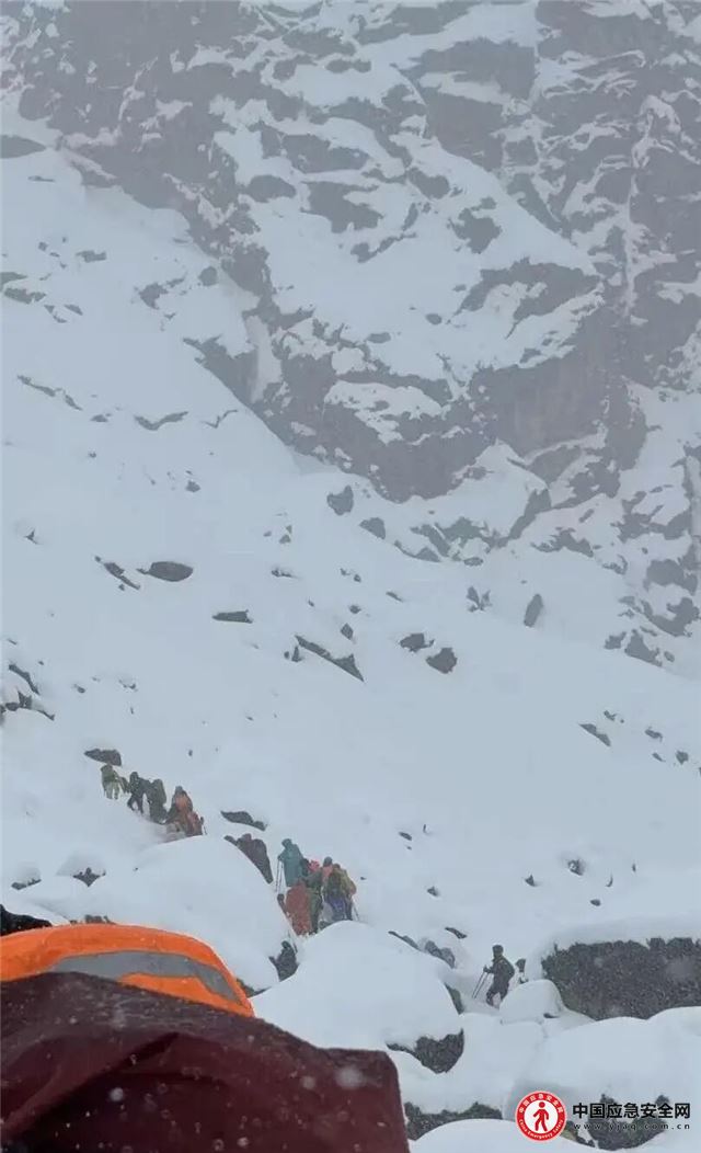珠峰东坡突发暴雪，