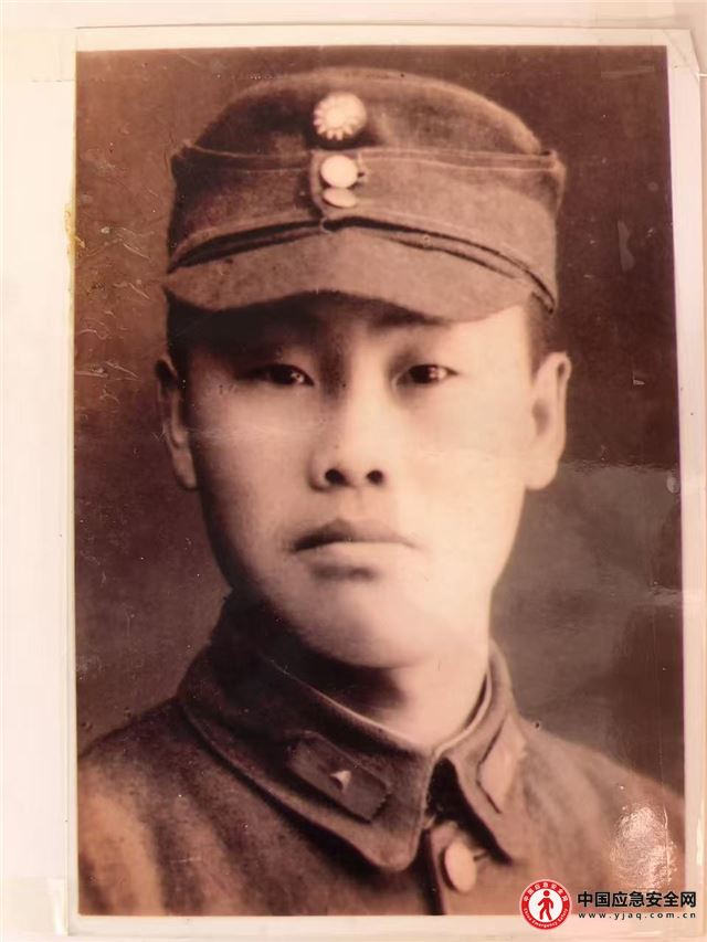 历史在场者的凝视：