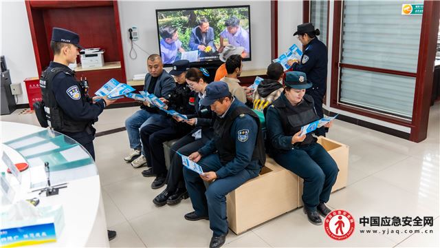 精准宣讲入一线 警银协