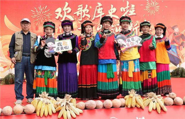 71、山西记者郭晋成（左一）与彝家阿瑟妞合影。（刘敬渭 摄）.JPG