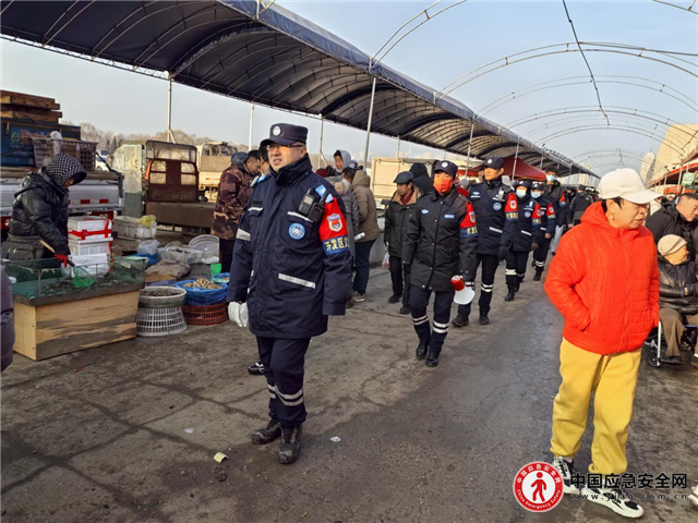 蓝装活跃集市 警民