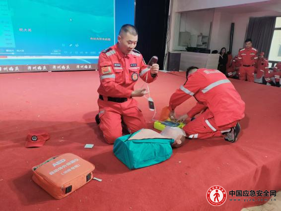 在使命与烟火之间：