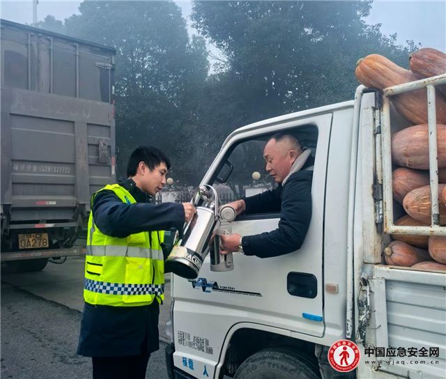 枝城收费站：浓雾里